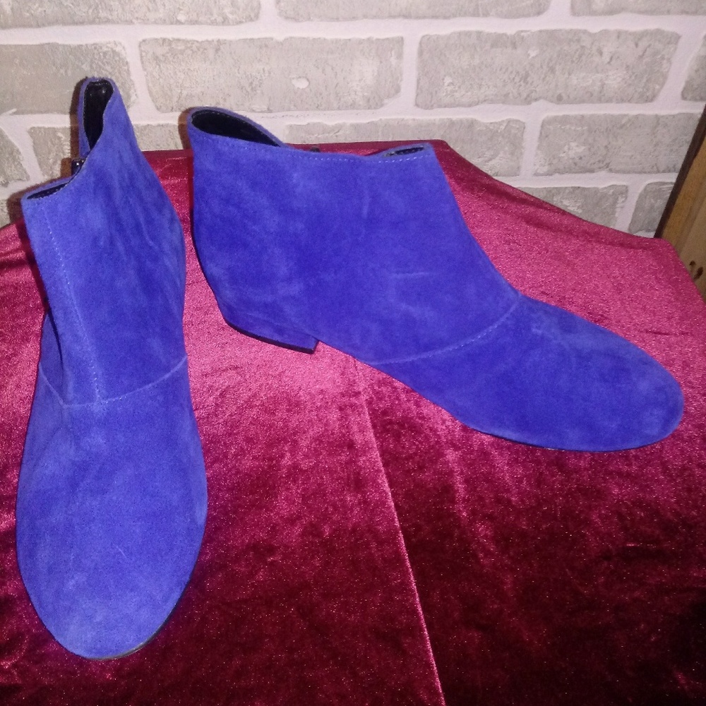 GORGEOUS Blue suede DOLCE VITA booties sz 9